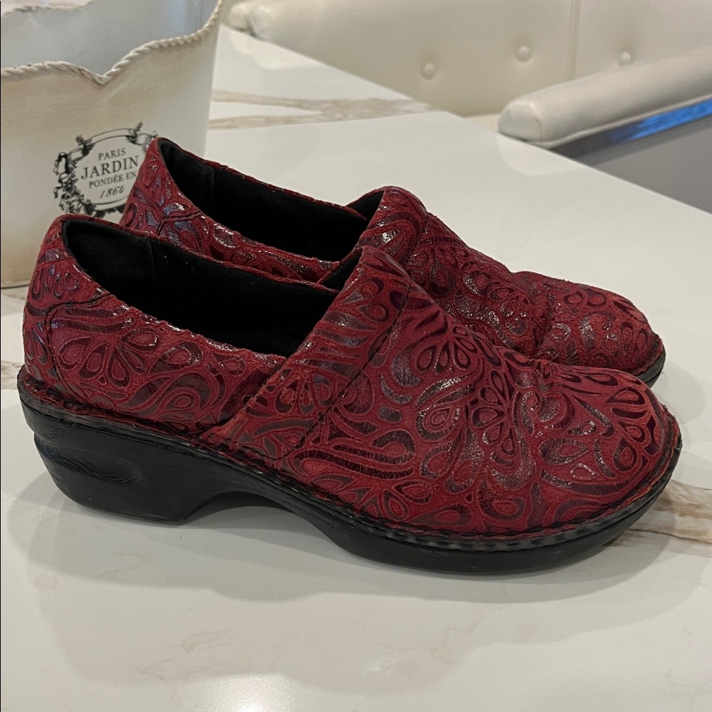 VGUC B.O.C. deep red embossed leather Peggy clog with 2” heel incl 1/2” platform